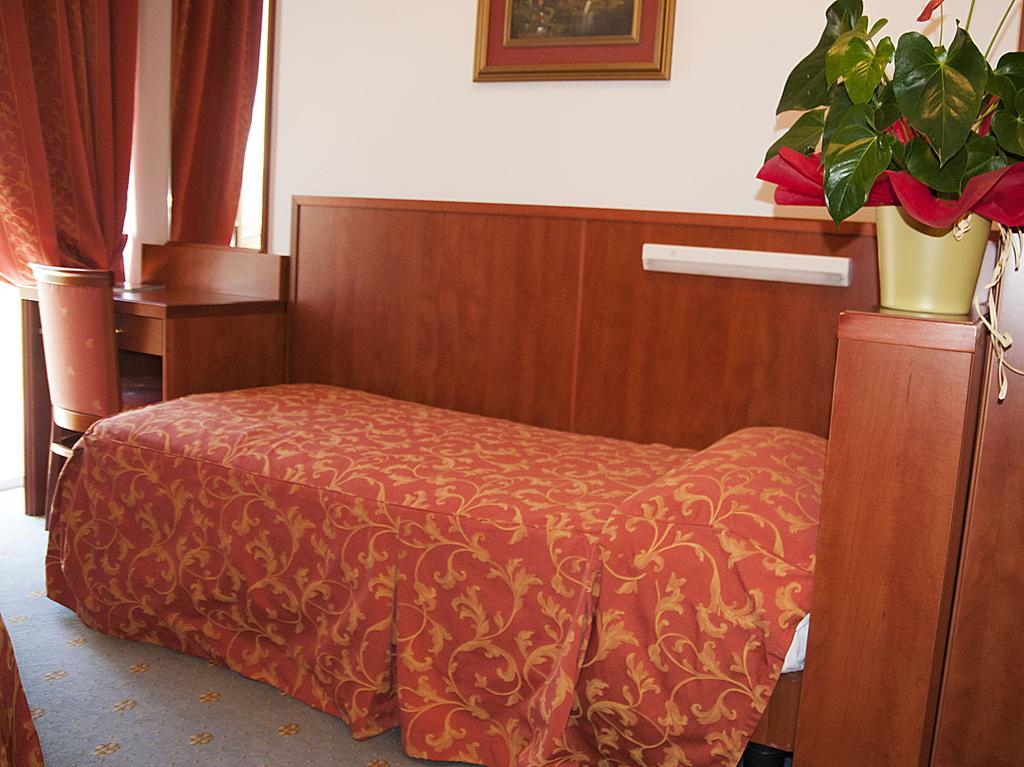 Hotel Garden Limone sul Garda Rum bild